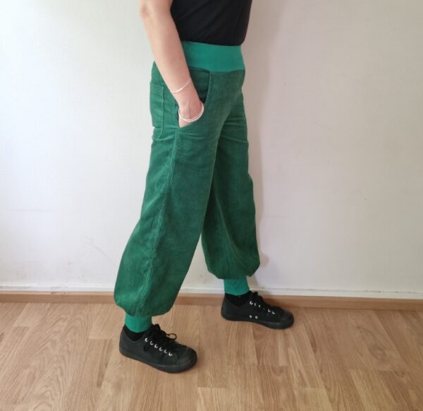 Saru samettihousut pussilahkeella