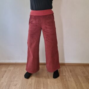 Saru samettihousut leveällä lahkeella